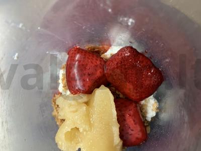 Kefyro, braškių, grikių dribsnių ir medaus kokteilis Žingsnis 2