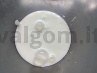 Kefyro, braškių, grikių dribsnių ir medaus kokteilis Žingsnis 3