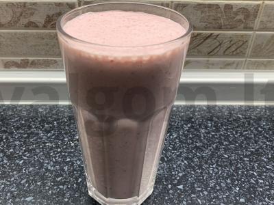 Kefyro, braškių, grikių dribsnių ir medaus kokteilis Žingsnis 5