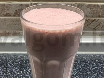 Kefyro, braškių, grikių dribsnių ir medaus kokteilis pagrindine nuotrauka