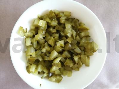 Pica su midijomis ir krabų lazdelėmis ant mielinės tešlos Žingsnis 1