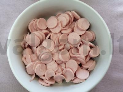 Pica su midijomis ir krabų lazdelėmis ant mielinės tešlos Žingsnis 2