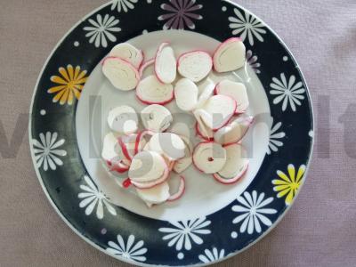 Pica su midijomis ir krabų lazdelėmis ant mielinės tešlos Žingsnis 4