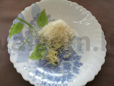 Pica su midijomis ir krabų lazdelėmis ant mielinės tešlos Žingsnis 6