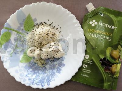 Pica su midijomis ir krabų lazdelėmis ant mielinės tešlos Žingsnis 7