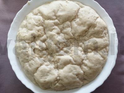 Pica su midijomis ir krabų lazdelėmis ant mielinės tešlos Žingsnis 8