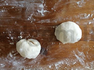 Pica su midijomis ir krabų lazdelėmis ant mielinės tešlos Žingsnis 9