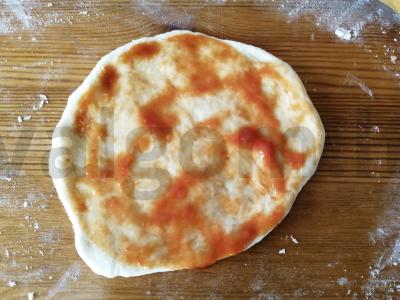 Pica su midijomis ir krabų lazdelėmis ant mielinės tešlos Žingsnis 10