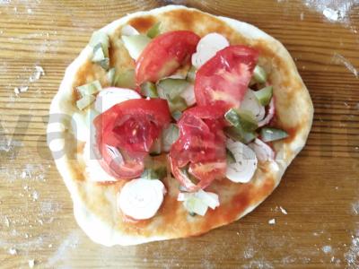 Pica su midijomis ir krabų lazdelėmis ant mielinės tešlos Žingsnis 11