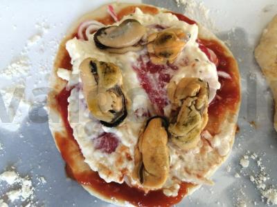 Pica su midijomis ir krabų lazdelėmis ant mielinės tešlos Žingsnis 12