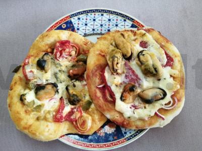 Pica su midijomis ir krabų lazdelėmis ant mielinės tešlos Žingsnis 13