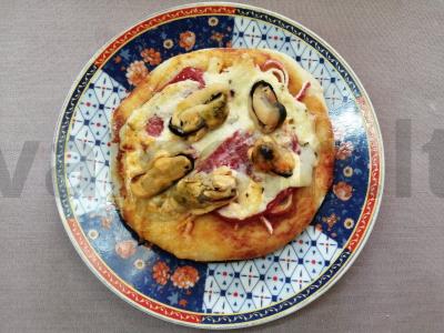 Pica su midijomis ir krabų lazdelėmis ant mielinės tešlos pagrindine nuotrauka