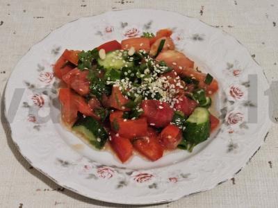 Daržovių salotas su sėklomis ir vynuogių aliejumi pagrindine nuotrauka