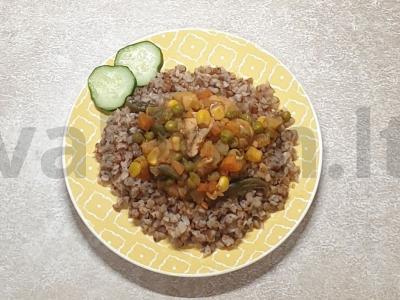 Grikių košė su mėsa ir daržovių mišiniu pagrindine nuotrauka