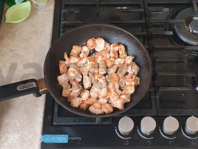 Kinietiška vištiena su žemės riešutais ir daržovėmis Žingsnis 3