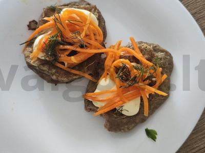 Kepenų blynai su korėjietiška morkų salotomis pagrindine nuotrauka