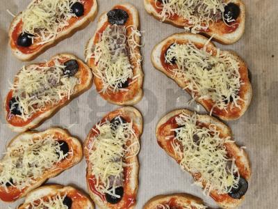 Karšti sumuštiniai su dešrelėmis ir sūriu Žingsnis 5