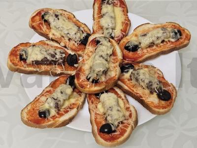 Karšti sumuštiniai su dešrelėmis ir sūriu pagrindine nuotrauka