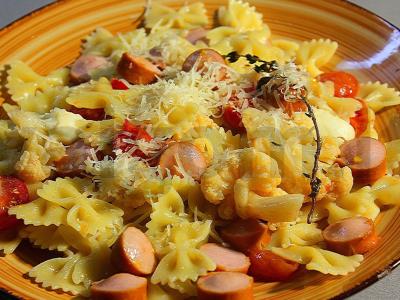 Farfalle su dešrelėmis ir mocarela pagrindine nuotrauka