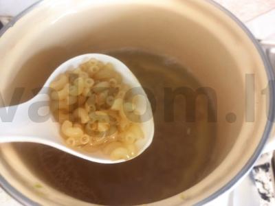 Makaronai su pomidorų padažu, marinuotais svogūnais ir krapais Žingsnis 1