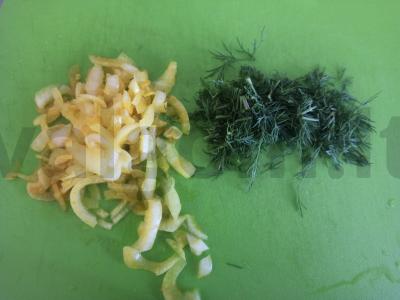 Makaronai su pomidorų padažu, marinuotais svogūnais ir krapais Žingsnis 2