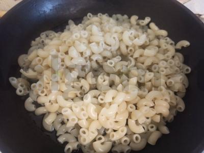 Makaronai su pomidorų padažu, marinuotais svogūnais ir krapais Žingsnis 3