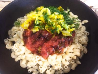 Makaronai su pomidorų padažu, marinuotais svogūnais ir krapais Žingsnis 4