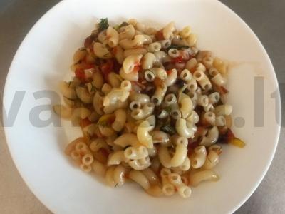 Makaronai su pomidorų padažu, marinuotais svogūnais ir krapais pagrindine nuotrauka
