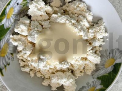 Saldūs trikampiai iš lavašo ir varškės su cukatais Žingsnis 3