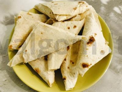 Saldūs trikampiai iš lavašo ir varškės su cukatais pagrindine nuotrauka