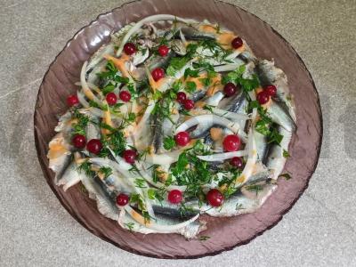 Silkė su garstyčių padažu, žolelėmis ir spanguolėmis pagrindine nuotrauka