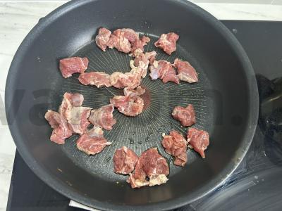 Bulguras su daržovėmis ir jautiena puoduose Žingsnis 1