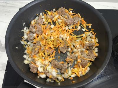 Bulguras su daržovėmis ir jautiena puoduose Žingsnis 2