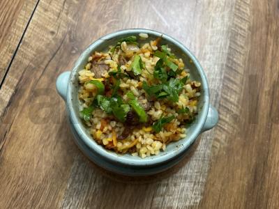 Bulguras su daržovėmis ir jautiena puoduose pagrindine nuotrauka