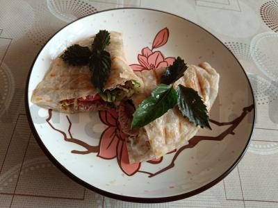 Ūkininko ritinys su daržovėmis ir kalakutiena pagrindine nuotrauka