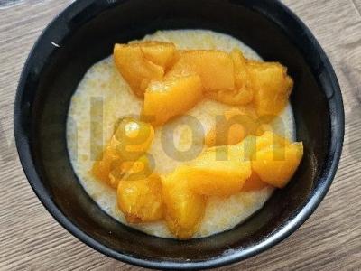 Kukurūzų košė su pienu ir abrikosais pagrindine nuotrauka