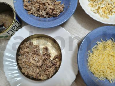 Salotos su žuvimi, sūriu ir daržovėmis Žingsnis 3