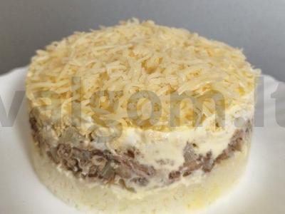 Salotos su žuvimi, sūriu ir daržovėmis pagrindine nuotrauka