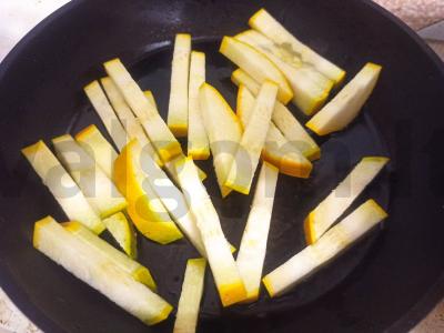 Šiltas salotas su cukinija, rūgštynėmis, vyšniniais pomidorais ir čipsais Žingsnis 1