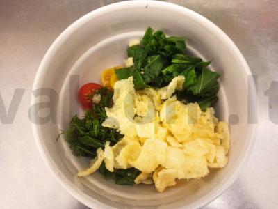 Šiltas salotas su cukinija, rūgštynėmis, vyšniniais pomidorais ir čipsais Žingsnis 4