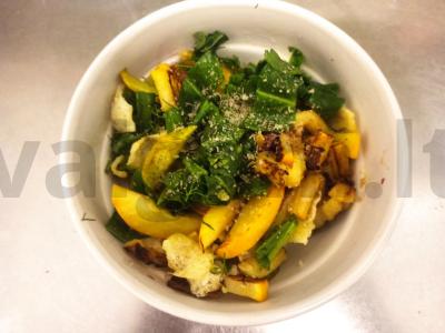 Šiltas salotas su cukinija, rūgštynėmis, vyšniniais pomidorais ir čipsais Žingsnis 5