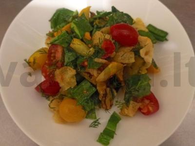 Šiltas salotas su cukinija, rūgštynėmis, vyšniniais pomidorais ir čipsais pagrindine nuotrauka