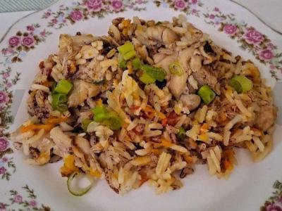 Plovas su vištiena iš dviejų rūšių ryžių pagrindine nuotrauka