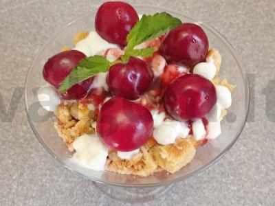 Vyšnių desertas su sausainiais ir varškės sūriu pagrindine nuotrauka