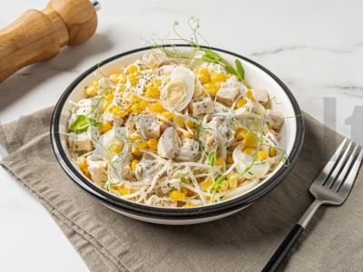 Salotas su vištienos filė ir kukurūzais pagrindine nuotrauka