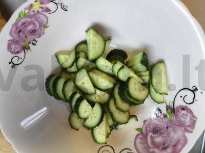 Daržovių salotas su lydytu sūriu ir kalendra Žingsnis 1