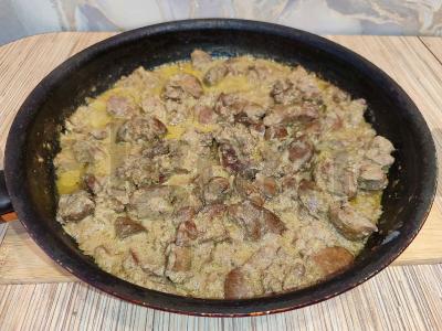 Vištienos kepenėlės grietinėje keptuvėje pagrindine nuotrauka