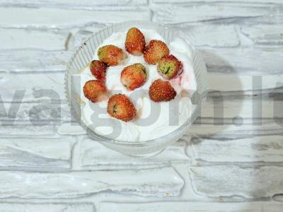 Desertas iš ledų, braškių, banano ir žemės riešutų Žingsnis 3