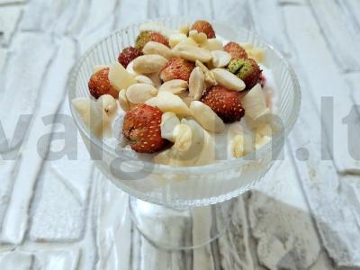 Desertas iš ledų, braškių, banano ir žemės riešutų pagrindine nuotrauka