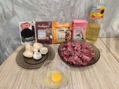 Jautienos faršo kotletai džiūvėsėliuose keptuvėje Žingsnis 1